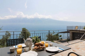 Borgo Piovere Le Scuole garden con vista lago